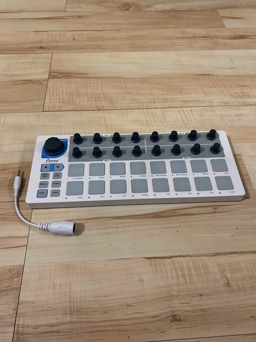 Миди-контроллер Arturia BeatStep 4