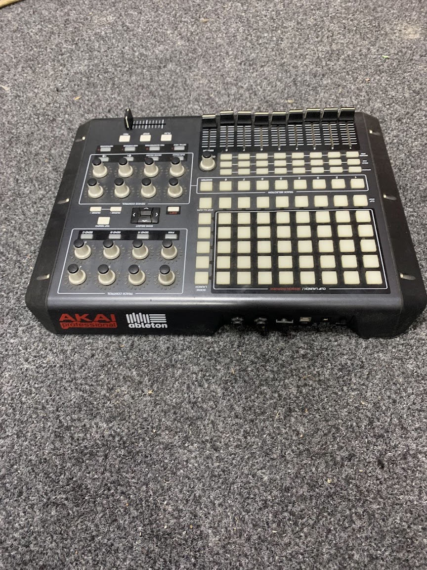 Контроллер Akai APC 40