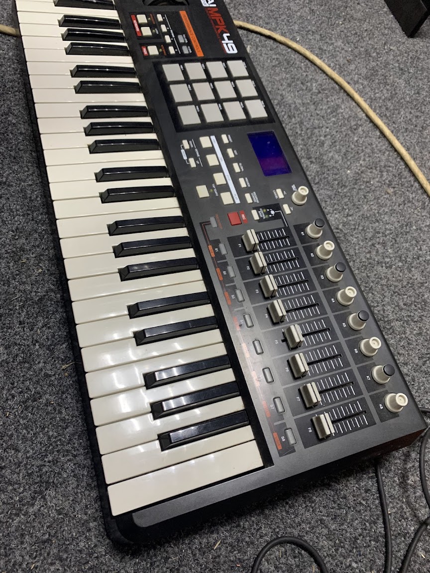 MIDI-клавиатура AKAI MPK49 2